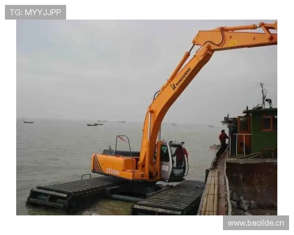 挖掘机美丽乡村路灯基座挖掘